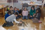 Weihnachtsprojekt der Klasse 2: Schafe und Zaun herstellen 17.,20.-21.12.2010